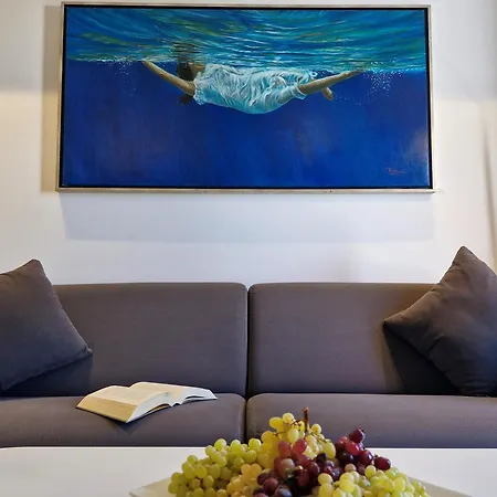 10 Boutique Apartment *